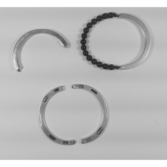 Magnetic clasp half-rim