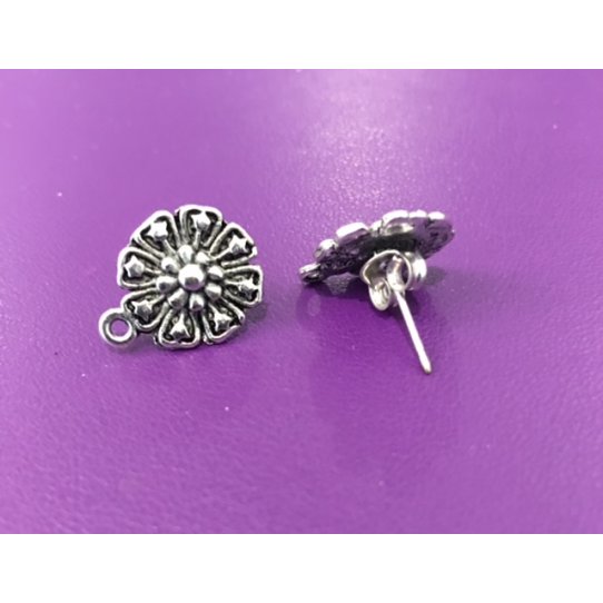 Flower stud earrings