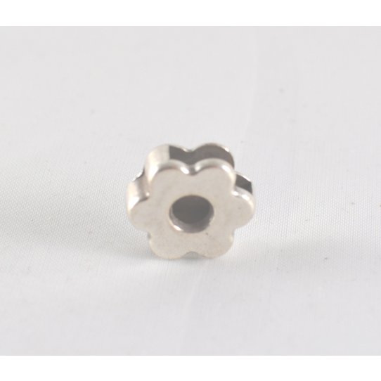 Passant  fleur avec trou 10mm pour cuir 