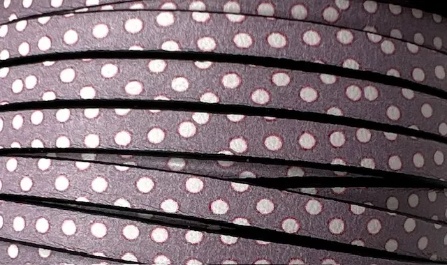 Cuir de veau imprimé en 5mm lilas avec point blanc