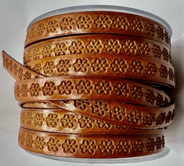 Cuir de veau marron en 10mm motif fleur estampillé
