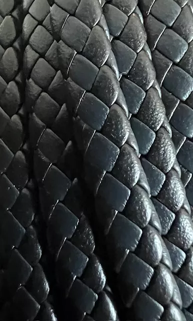 CUIR DE CHEVRE TRESSE BI-COLORE APLATI 6MM.HAUT DE GAMME - Bleu marine et noir