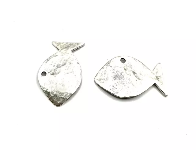 2 Pendants gros poissons martelés 45 x 28 mm