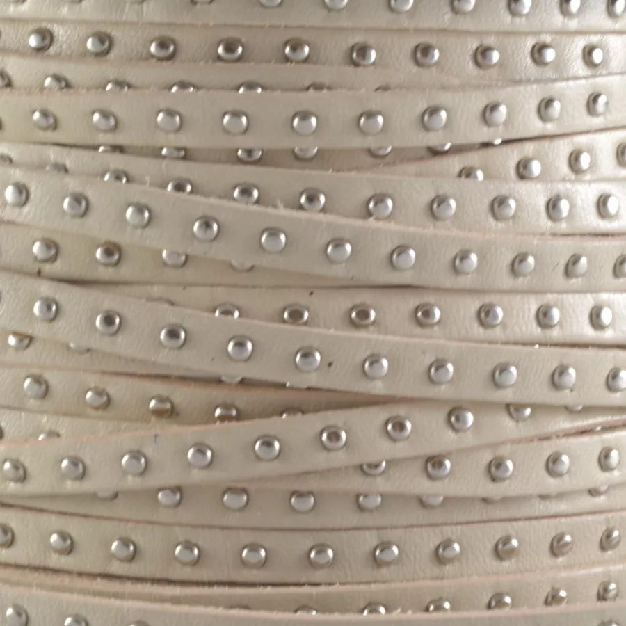 Cuir Veau - Clouté - Plat - 5mm - - Beige claire