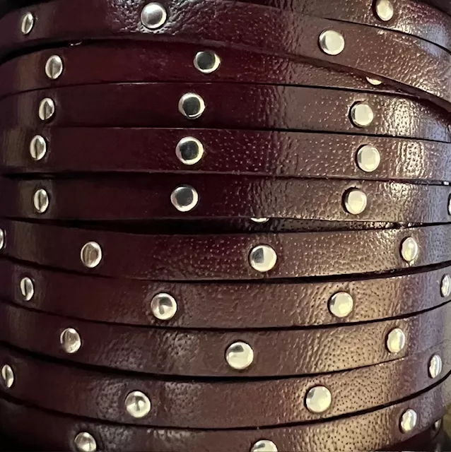 Cuir de veau clouté 5mm-NOUVELLES COULEURS - Bordeaux