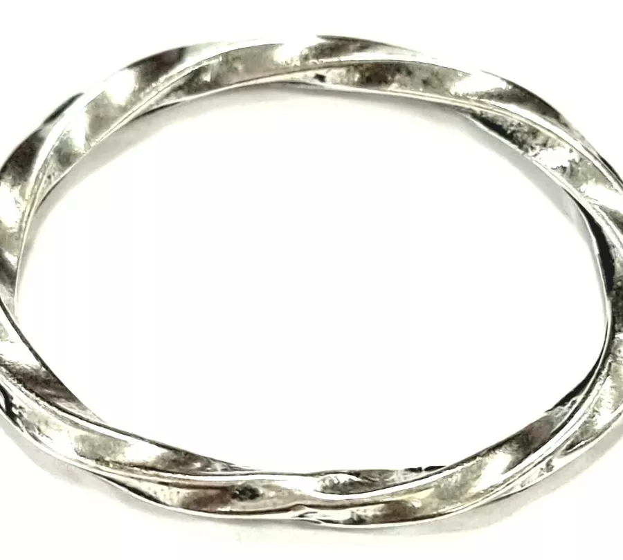 Anneaux ovales torsadés