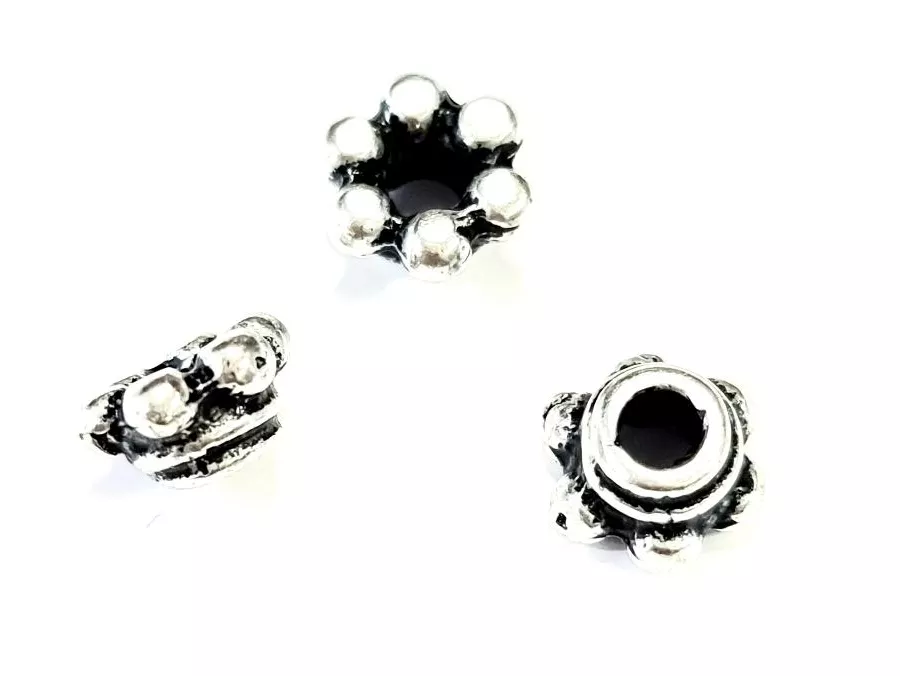 Intercalaire traversant 