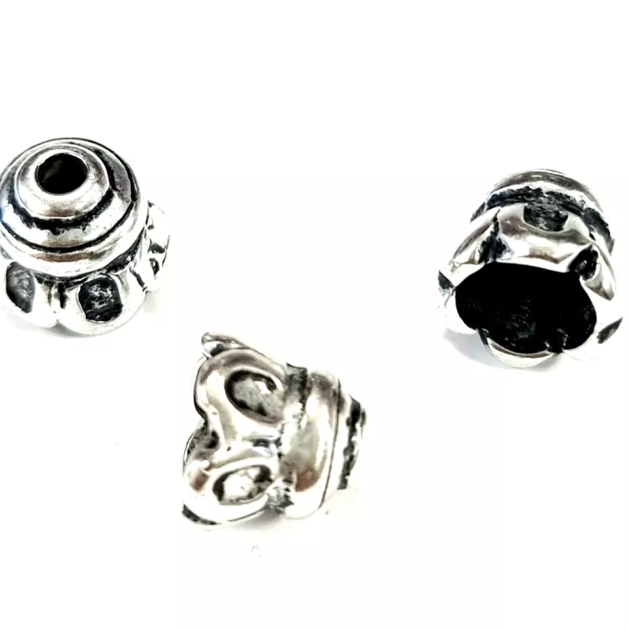 Intercalaire traversant 