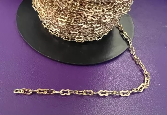 Chaine fine avec motif doré à l'or fin 24 carat en FR, 1 micron