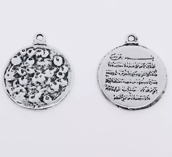 Pendant médaille avec motif et écritures anciennes