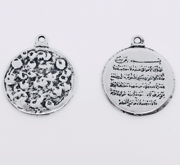 Pendant médaille avec motif et écritures anciennes