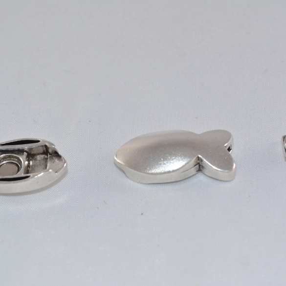 5 Fermoirs aimantés  en étain forme poisson lisse cuir 5-6 mm